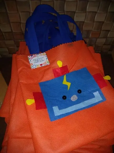 Kit com 15 Sacolas em Tnt com Aplique em Feltro Robô