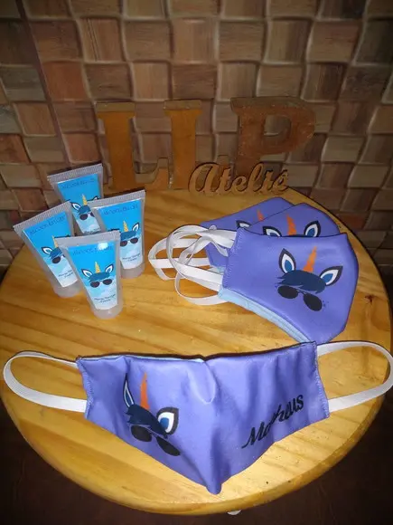 Kit máscara e porta álcool gel