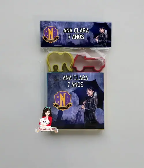 Massinha na Lapela com Forminhas Wandinha