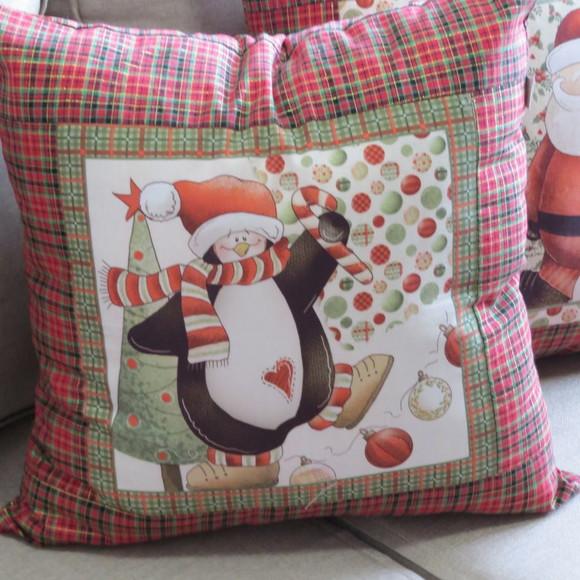 Capa Almofada Natal Xadrez Vermelho e Dourado Pinguim