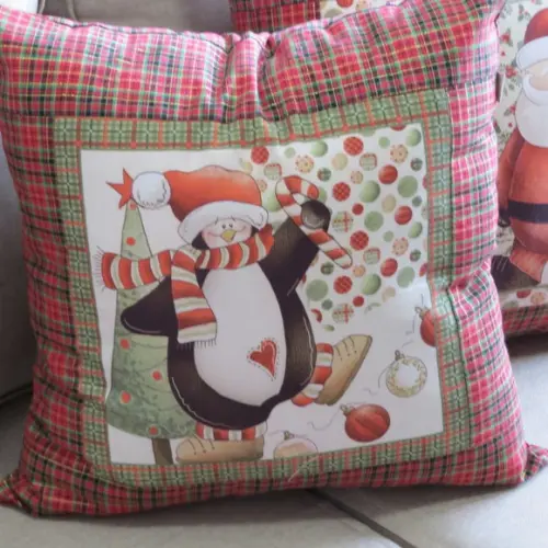 Capa Almofada Natal Xadrez Vermelho e Dourado Pinguim