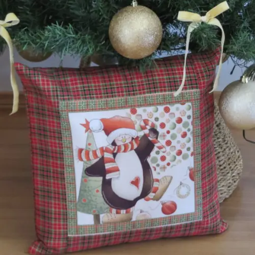 Capa Almofada Natal Xadrez Vermelho e Dourado Pinguim