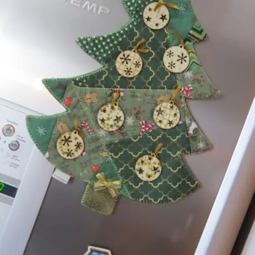 Enfeite de Porta e Geladeria Natal Patchwork Pinheiro Bolas