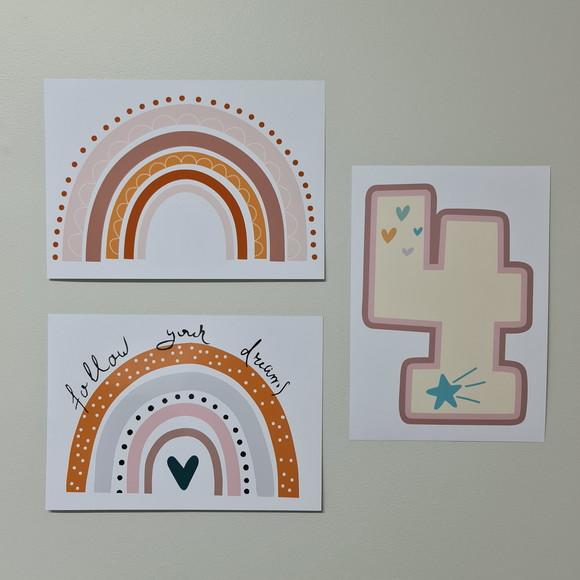 Kit Três Pôsteres A4 Impressos para Mural Arco-íris Boho