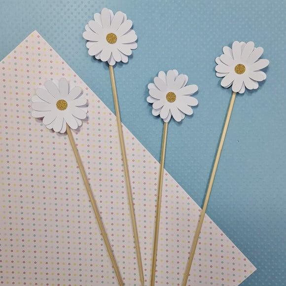 Topo De Bolo Flores Brancas Em Camadinhas De Papel