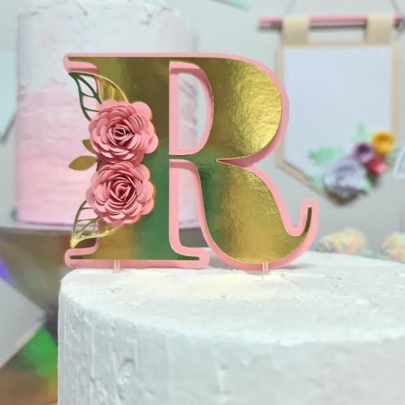 Topo de Bolo em Papel Metálico com Inicial com Flores