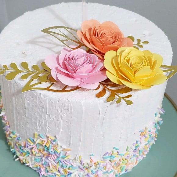 Kit com Flores Rosinhas e Folhas para Decoração de Bolo