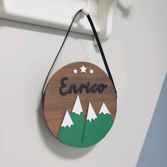 Placa Decorativa Redonda em Papel Montanhas com Nome