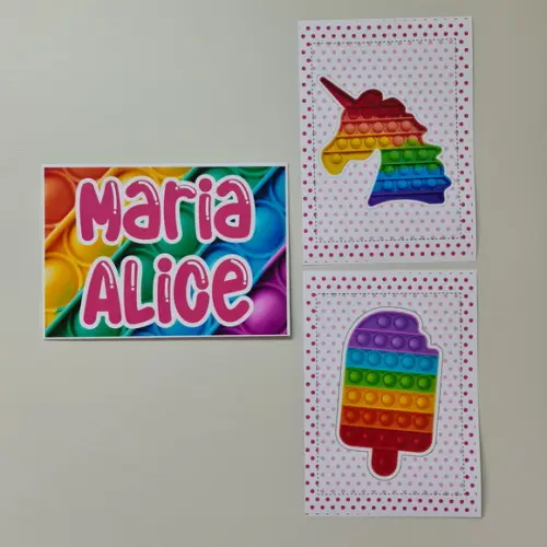 Kit Três Pôsteres A4 Impressos Decoração de Festa Pop It