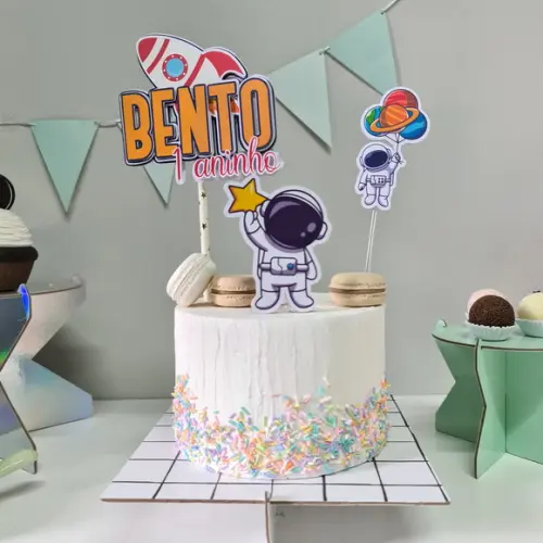 Topo de Bolo Personalizado Astronauta e Foguete