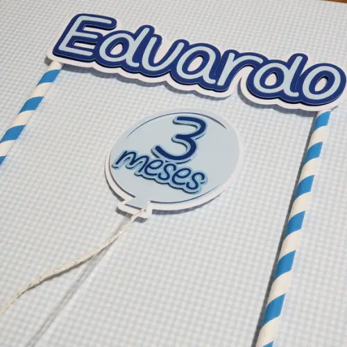 Topo de Bolo com Nome e Idade em Camadas de Papel Balão