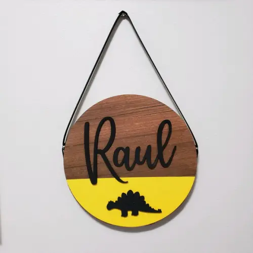 Placa Redonda em Papel Dinossauro com Nome para Maternidade