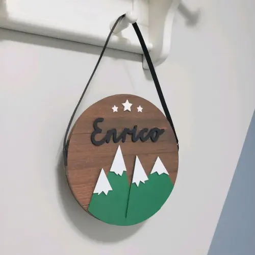 Placa Decorativa Redonda em Papel Montanhas com Nome
