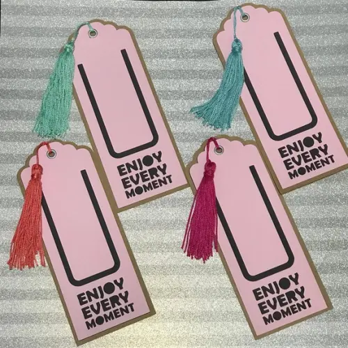 Marcador de página ou livro em scrap com tassel