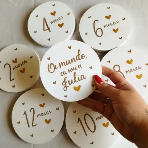 Kit Mesversário Placas em Pinus Branco e Dourado