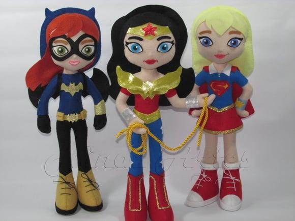 Kit Super Heroinas - Batgirl, Supergirl e Mulher Maravilha