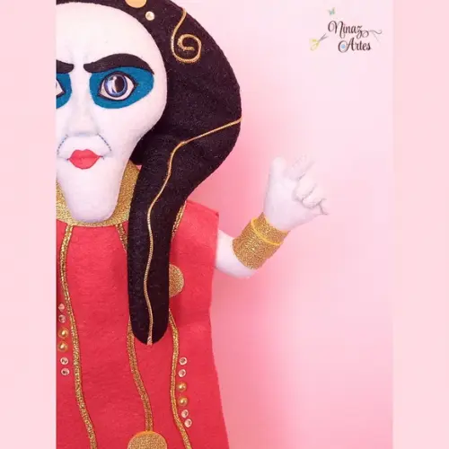 Boneca Gargona - Tema o Mundo de Mia