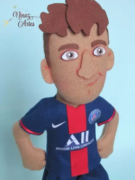 Boneco Neymar Jr. com Bola - Jogador de Futebol