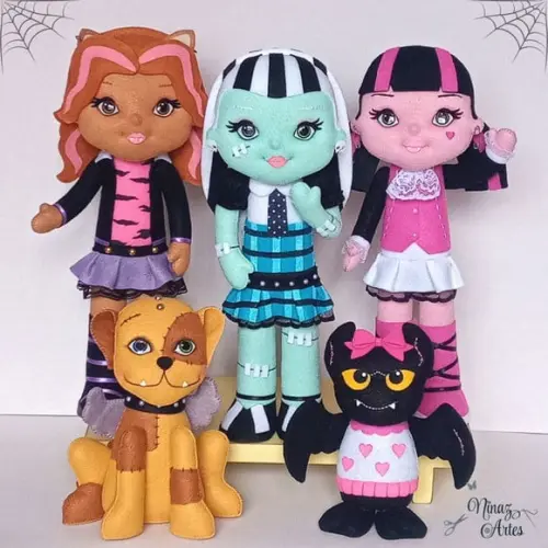 Kit com 5 Personagens - Tema Monster High