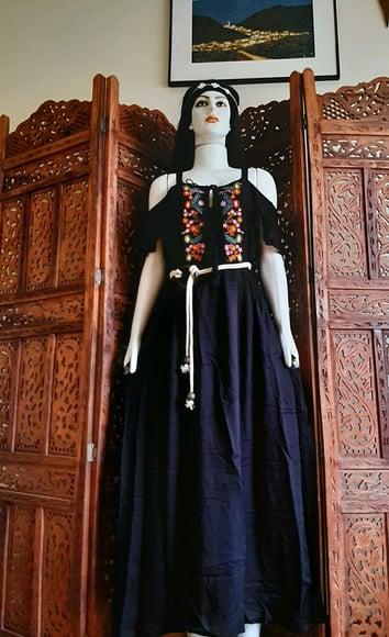 vestido longo tecido bordado preto
