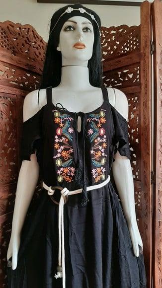 vestido longo tecido bordado preto