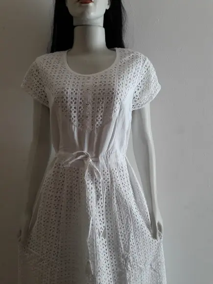 vestido longo bordado geométrico em laise branco