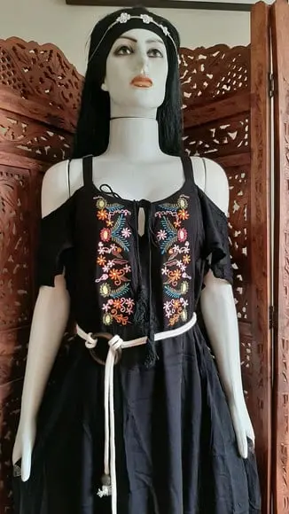 vestido longo tecido bordado preto