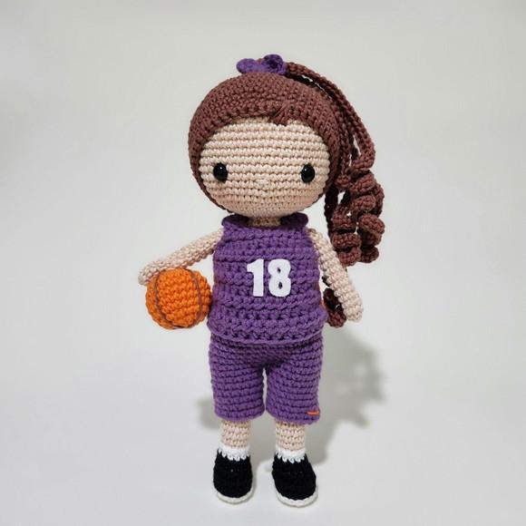 Boneca Jogadora de Basquete de Crochê Amigurumi