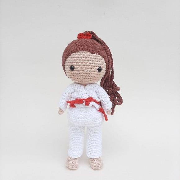 Boneca Judoca de Crochê Amigurumi