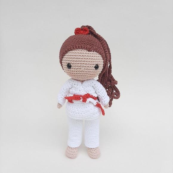 Boneca Judoca de Crochê Amigurumi