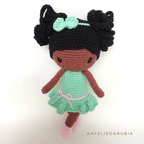 Boneca Negra de Crochê Amigurumi