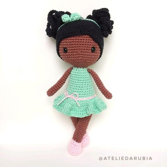 Boneca Negra de Crochê Amigurumi