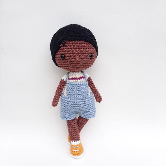 Boneco Menino Negro de Crochê Amigurumi
