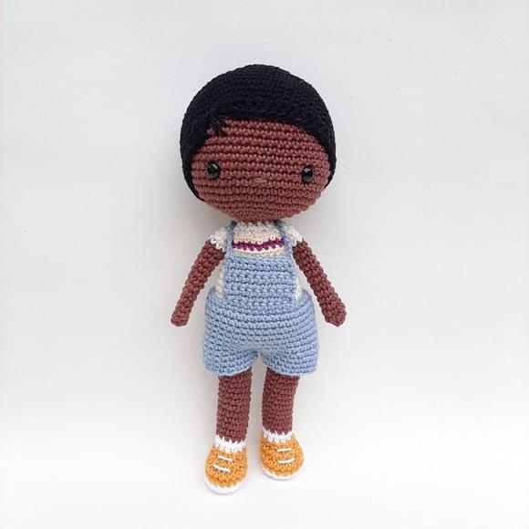 Boneco Menino Negro de Crochê Amigurumi