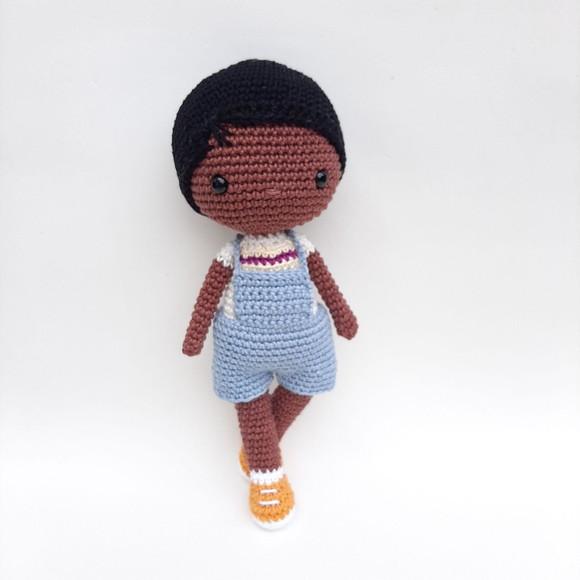 Boneco Menino Negro de Crochê Amigurumi
