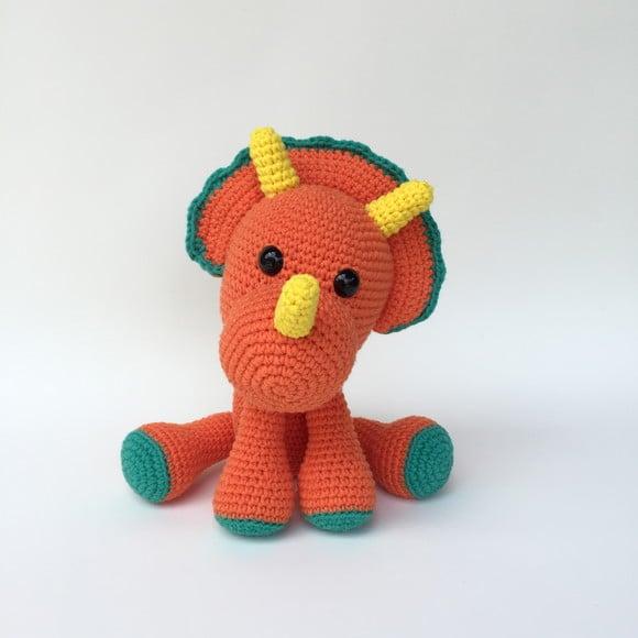 Dinossauro de crochê Amigurumi