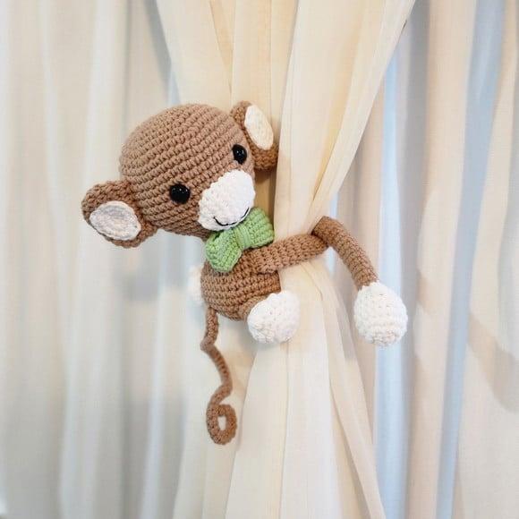 Macaco Safari Prendedor de Cortina Amigurumi Crochê