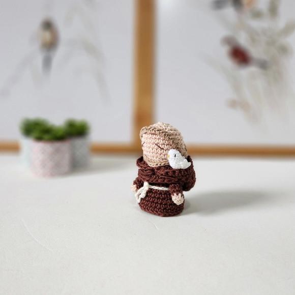 Mini São Francisco de Assis de Crochê Amigurumi
