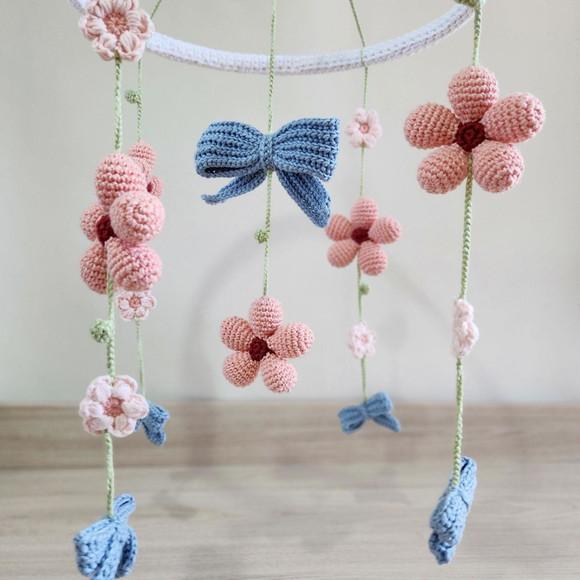 Mobile de Berço Flores e Laços Amigurumi Crochê