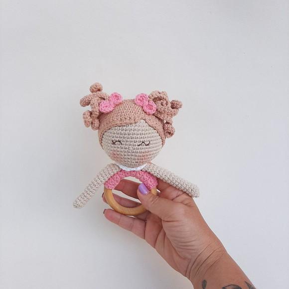 Mordedor Chocalho Boneca Amigurumi Crochê