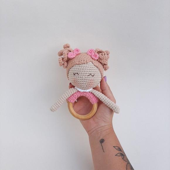 Mordedor Chocalho Boneca Amigurumi Crochê