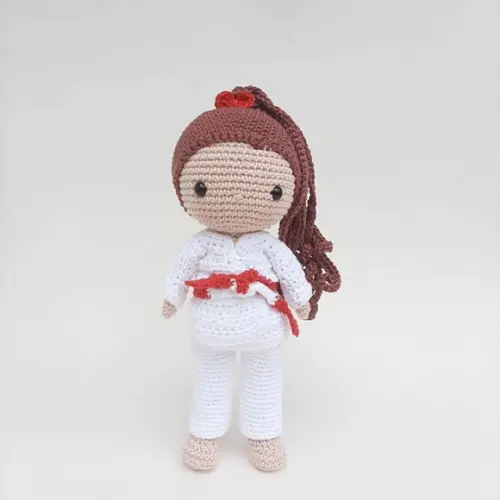 Boneca Judoca de Crochê Amigurumi