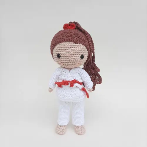 Boneca Judoca de Crochê Amigurumi