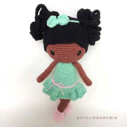 Boneca Negra de Crochê Amigurumi