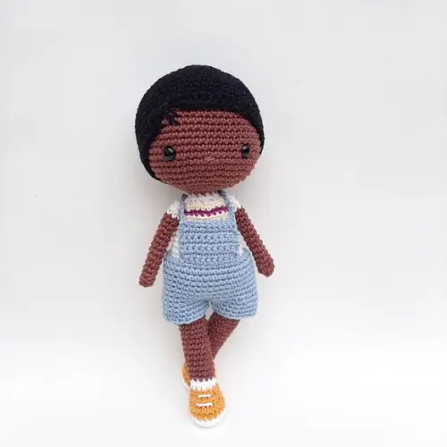 Boneco Menino Negro de Crochê Amigurumi