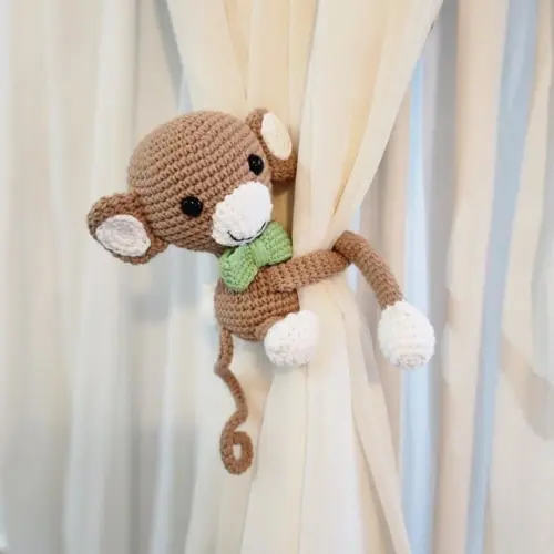 Macaco Safari Prendedor de Cortina Amigurumi Crochê