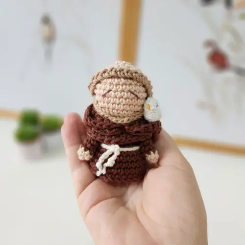 Mini São Francisco de Assis de Crochê Amigurumi