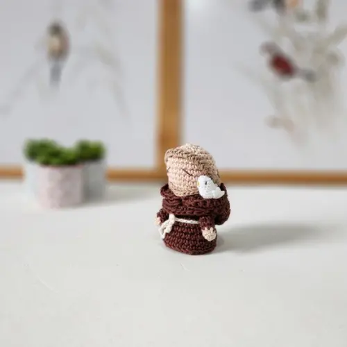 Mini São Francisco de Assis de Crochê Amigurumi