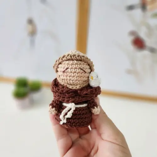 Mini São Francisco de Assis de Crochê Amigurumi