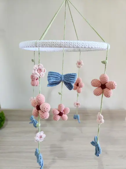 Mobile de Berço Flores e Laços Amigurumi Crochê